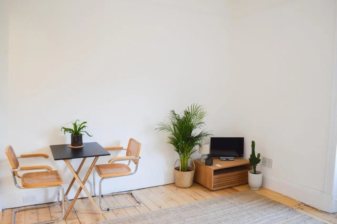 Modern 1 Bedroom Flat In The Heart Of Edinburgh 0*,  United Kingdom